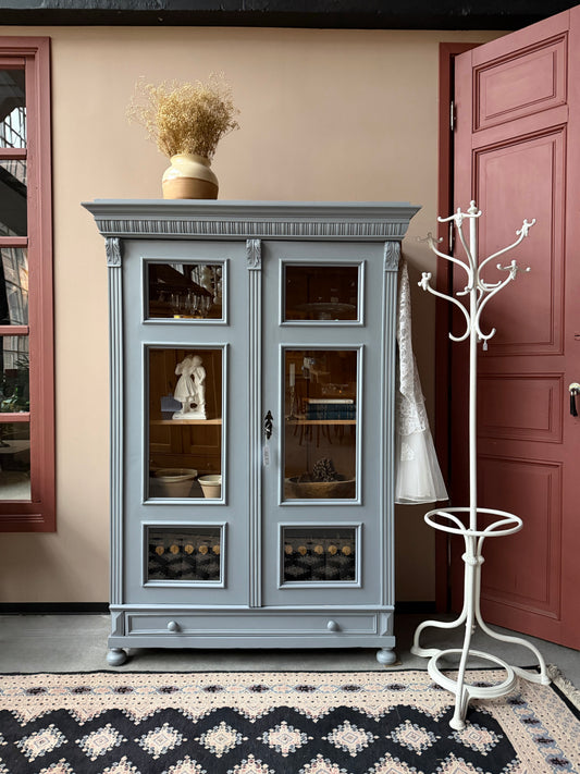 Ett gammalt vackert vitrinskåp med många vackra detaljer