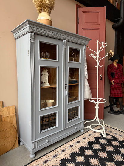 Ett gammalt vackert vitrinskåp med många vackra detaljer