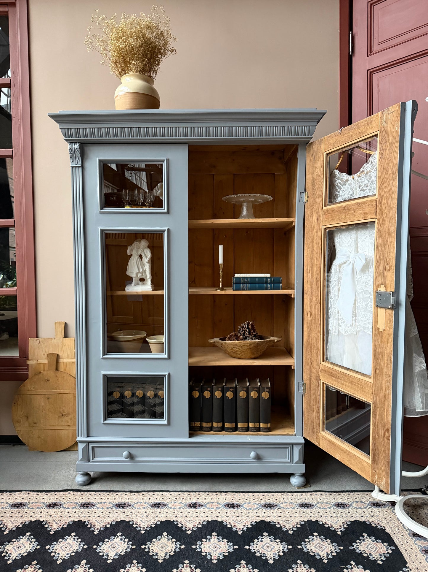 Ett gammalt vackert vitrinskåp med många vackra detaljer