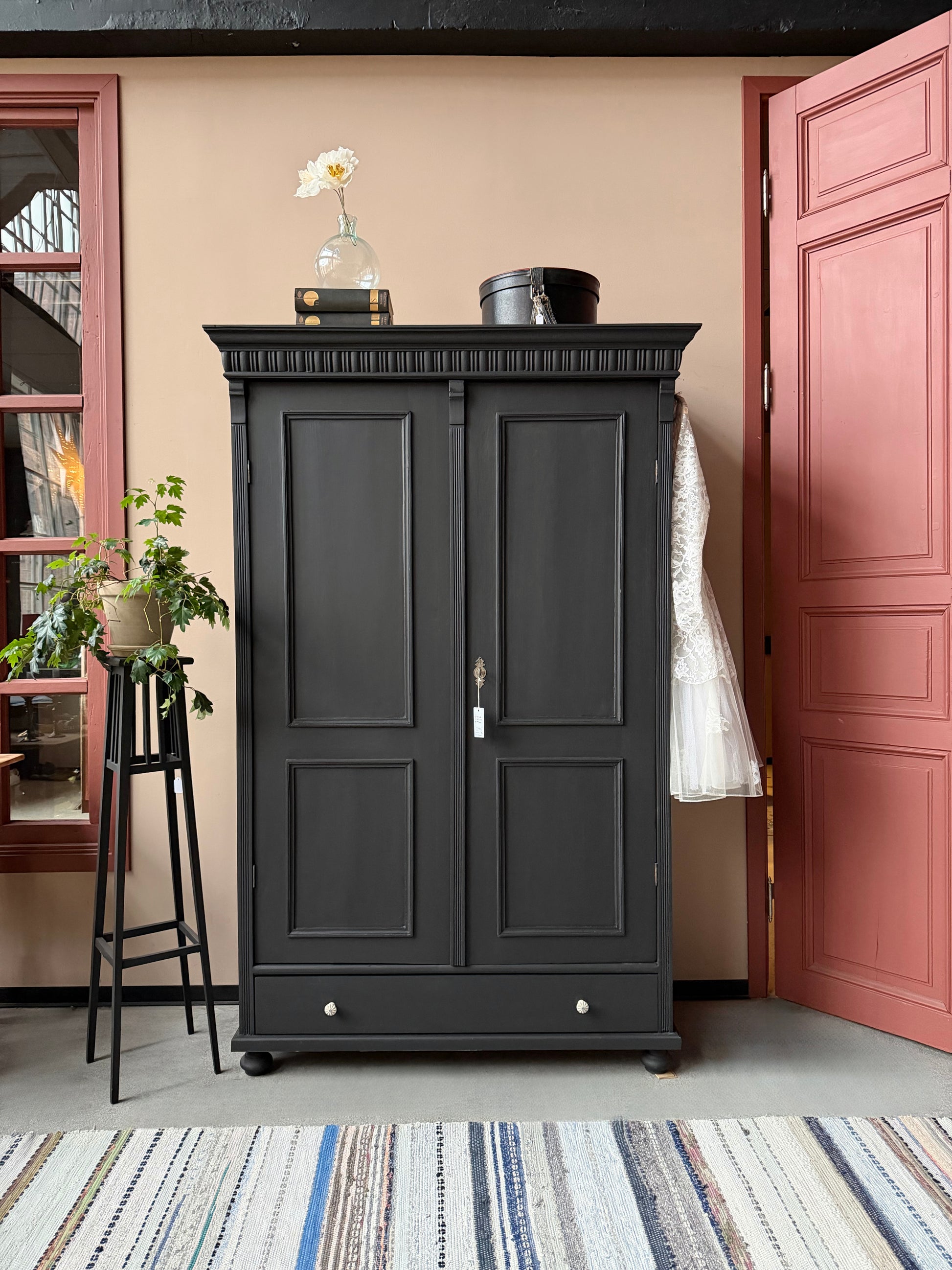 Ett gammalt vackert linneskåp med utsmyckade detaljer och profilerade speglar.Skåpet har i dagsläget 3 st hyllplan. 