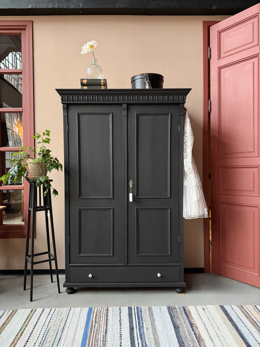 Ett gammalt vackert linneskåp med utsmyckade detaljer och profilerade speglar.Skåpet har i dagsläget 3 st hyllplan. 