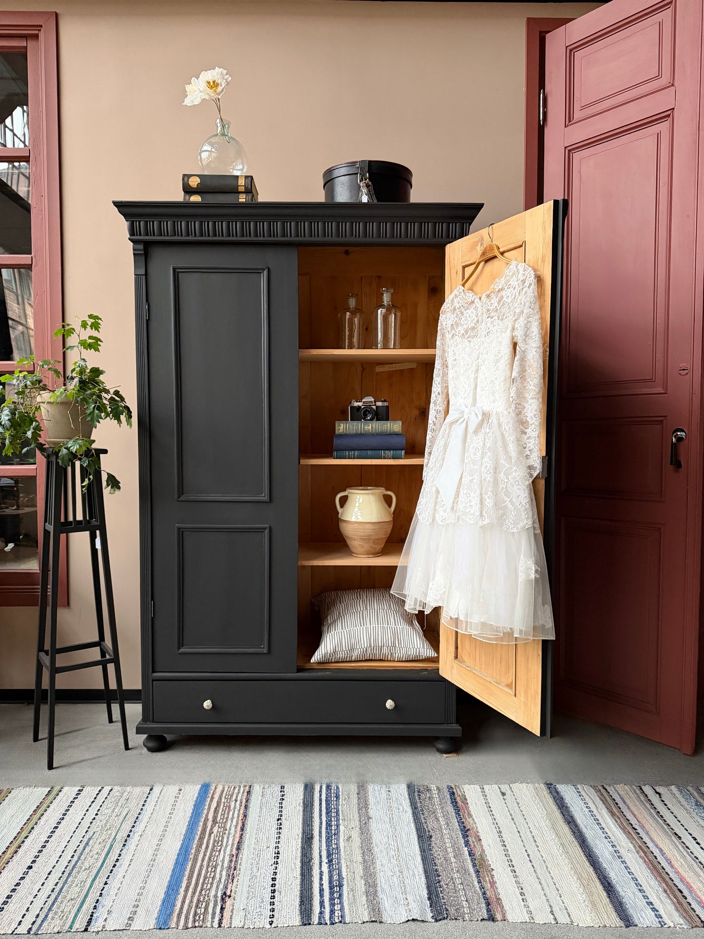 Ett gammalt vackert linneskåp med utsmyckade detaljer och profilerade speglar.Skåpet har i dagsläget 3 st hyllplan. 