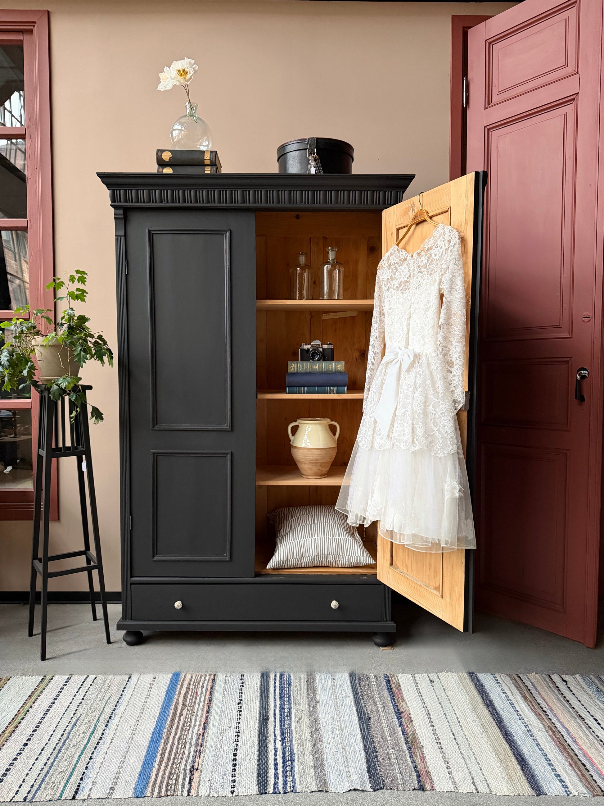 Ett gammalt vackert linneskåp med utsmyckade detaljer och profilerade speglar.Skåpet har i dagsläget 3 st hyllplan. 