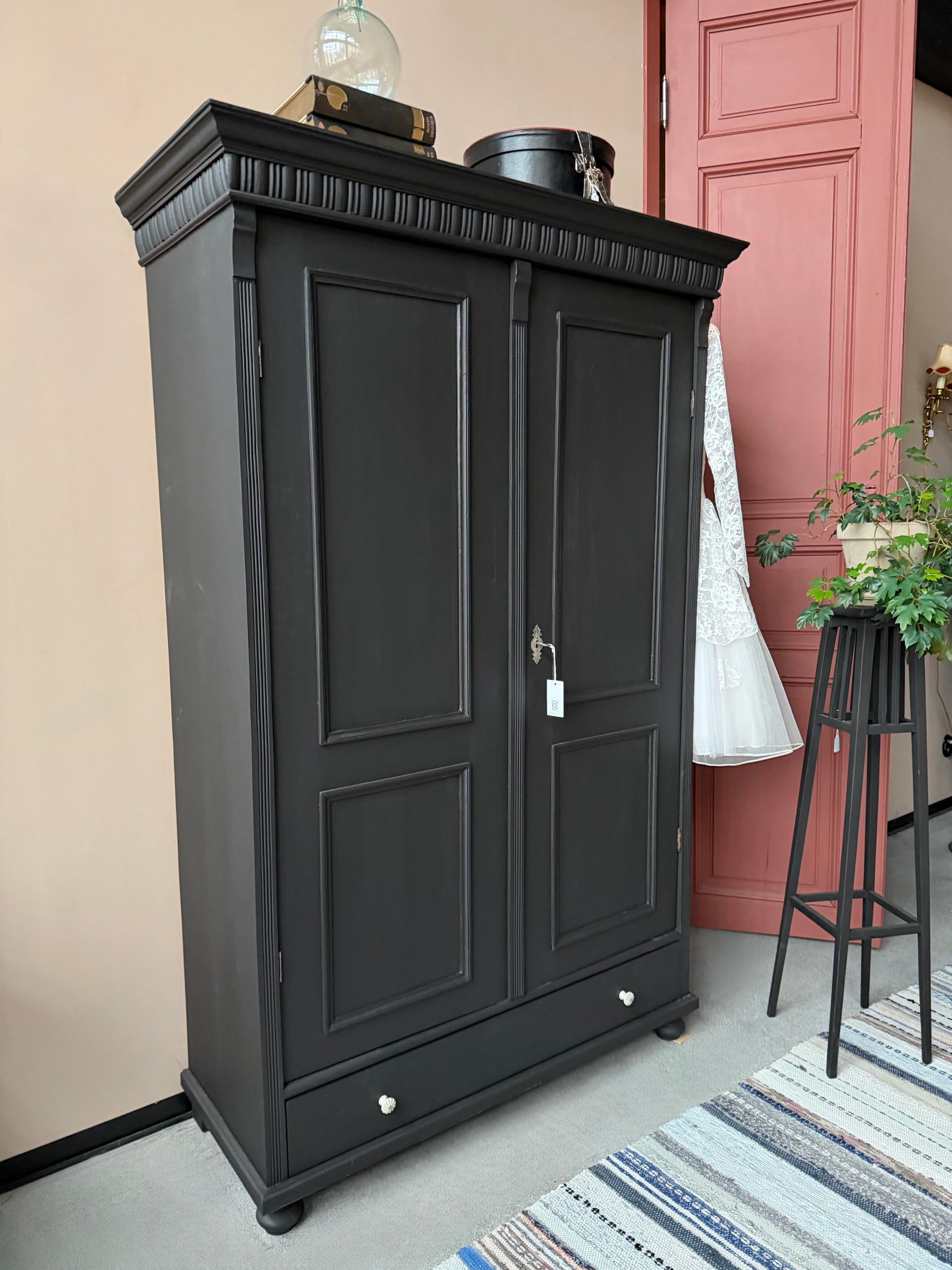 Ett gammalt vackert linneskåp med utsmyckade detaljer och profilerade speglar.Skåpet har i dagsläget 3 st hyllplan. 