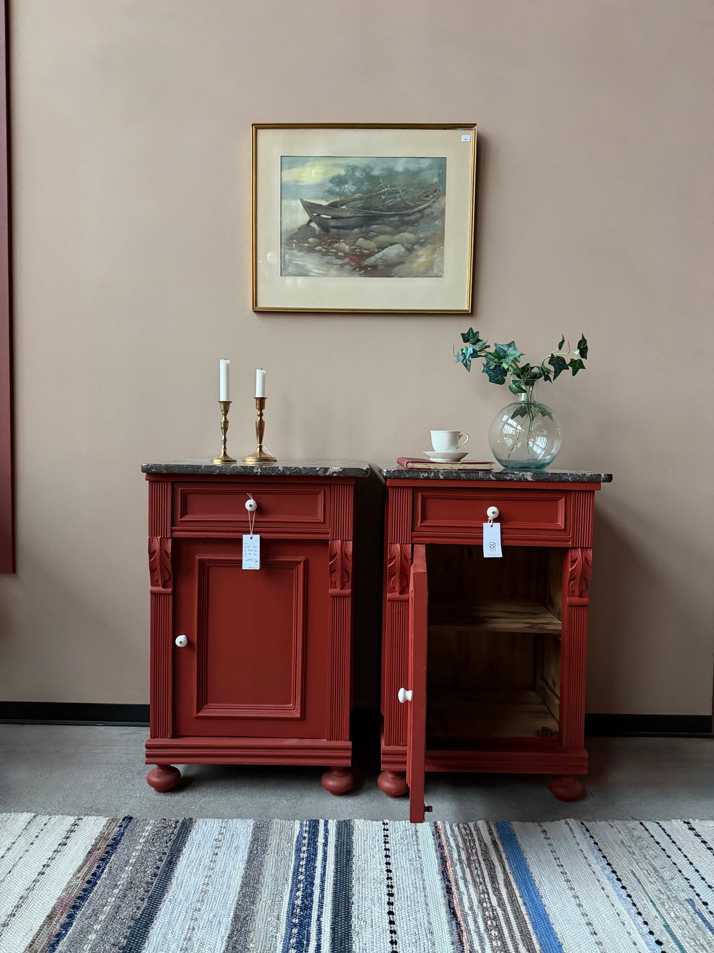 Ett par gamla, vackra sängbord med fin utsmyckning och klassisk form med både låda och skåp. Sängborden har en fantastiskt vacker svart/vit marmorerad toppskiva i sten som är avtagbar. Sängborden är varsamt renoverade och slutligen penselmålade med en matt snickerifärg i Dakaboms varmröda kulör.