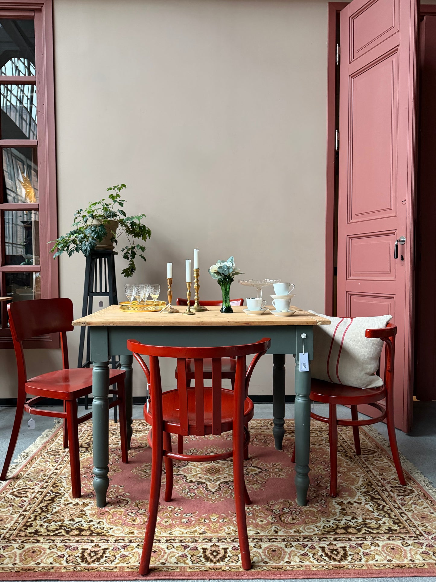 Ett vackert gammalt bord med nätta mått som passar för både det mindre köket som planteringsbord i växthuset.