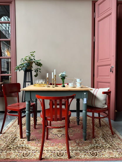 Ett vackert gammalt bord med nätta mått som passar för både det mindre köket som planteringsbord i växthuset.