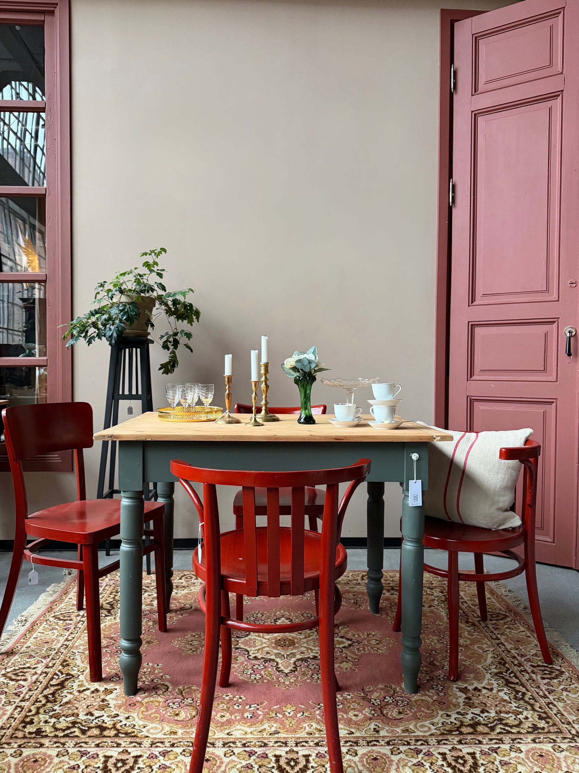 Ett vackert gammalt bord med nätta mått som passar för både det mindre köket som planteringsbord i växthuset.