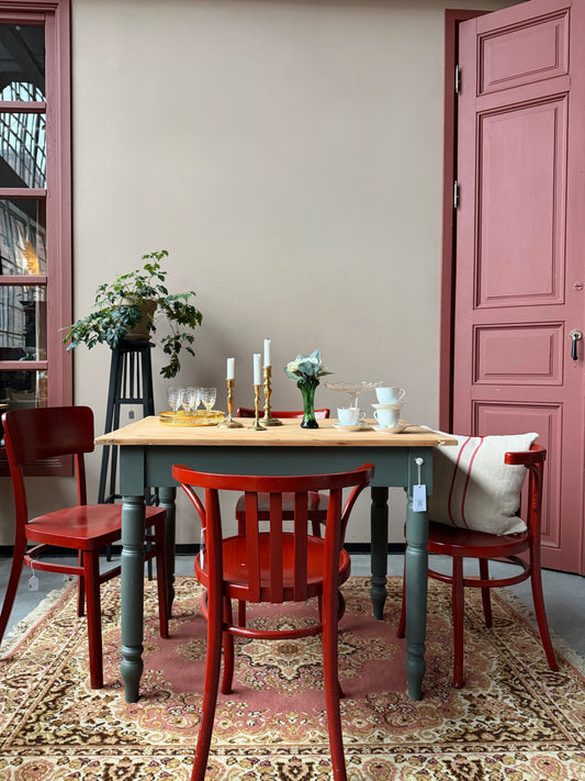 Ett vackert gammalt bord med nätta mått som passar för både det mindre köket som planteringsbord i växthuset.