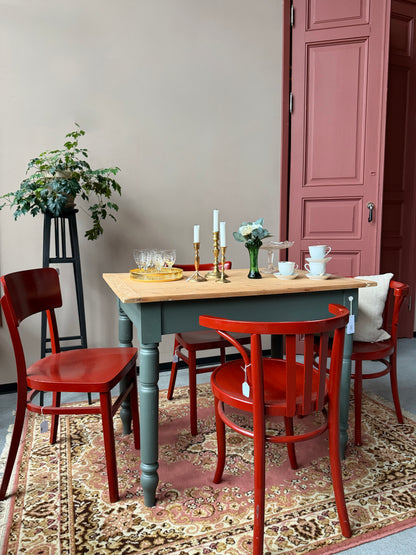 Ett vackert gammalt bord med nätta mått som passar för både det mindre köket som planteringsbord i växthuset.