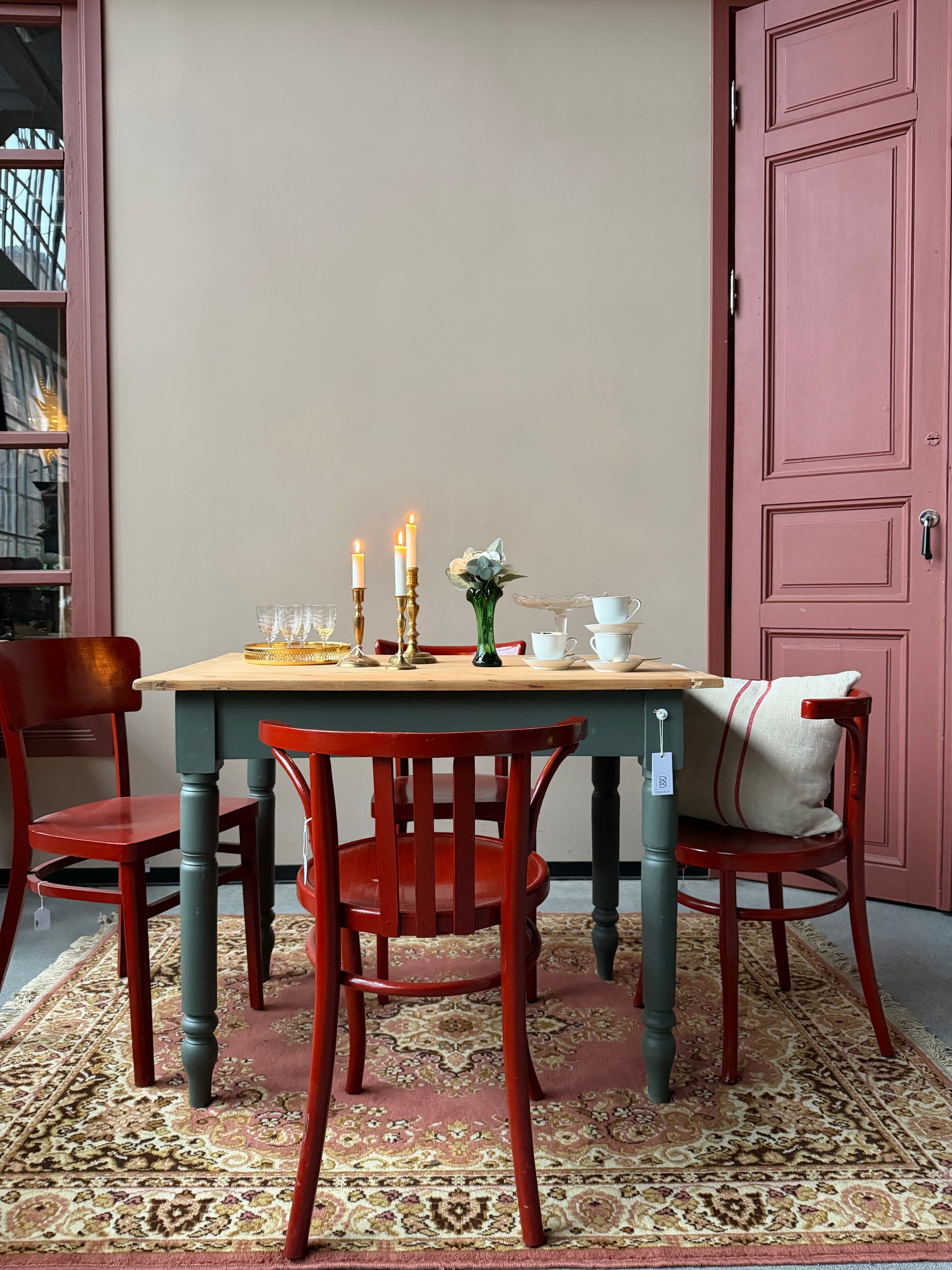 Ett set med 4 st gamla, fina stolar målade i en klarröd färg.