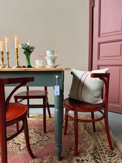 Ett set med 4 st gamla, fina stolar målade i en klarröd färg.