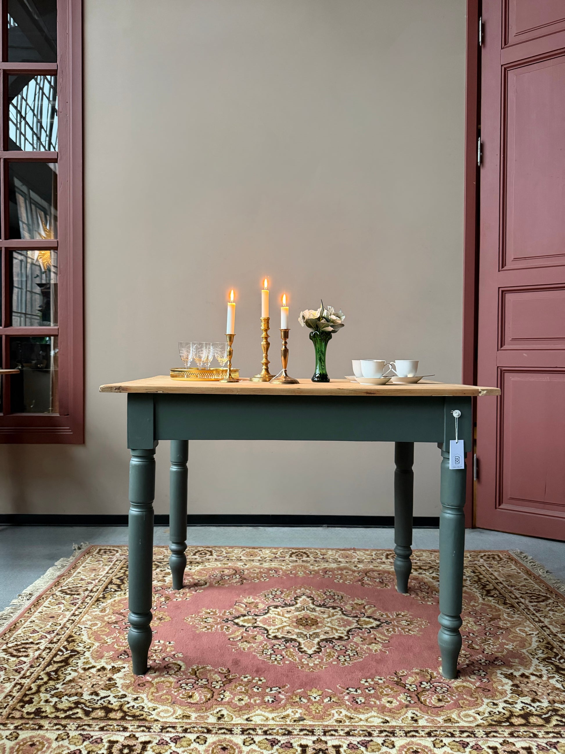 Ett vackert gammalt bord med nätta mått som passar för både det mindre köket som planteringsbord i växthuset.