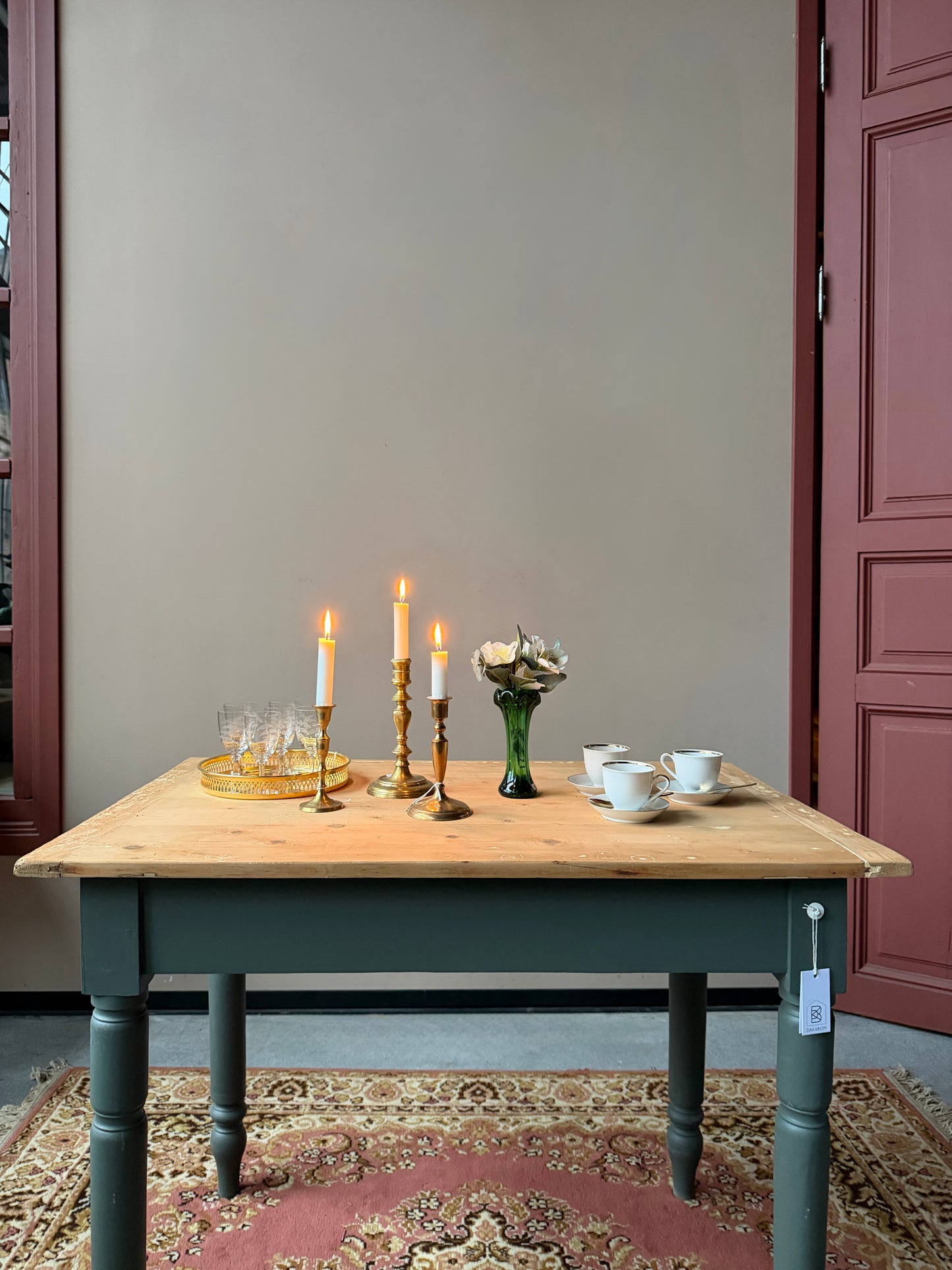 Ett vackert gammalt bord med nätta mått som passar för både det mindre köket som planteringsbord i växthuset.