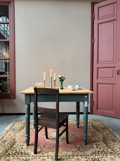 Ett vackert gammalt bord med nätta mått som passar för både det mindre köket som planteringsbord i växthuset.