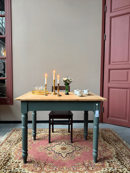 Ett vackert gammalt bord med nätta mått som passar för både det mindre köket som planteringsbord i växthuset.