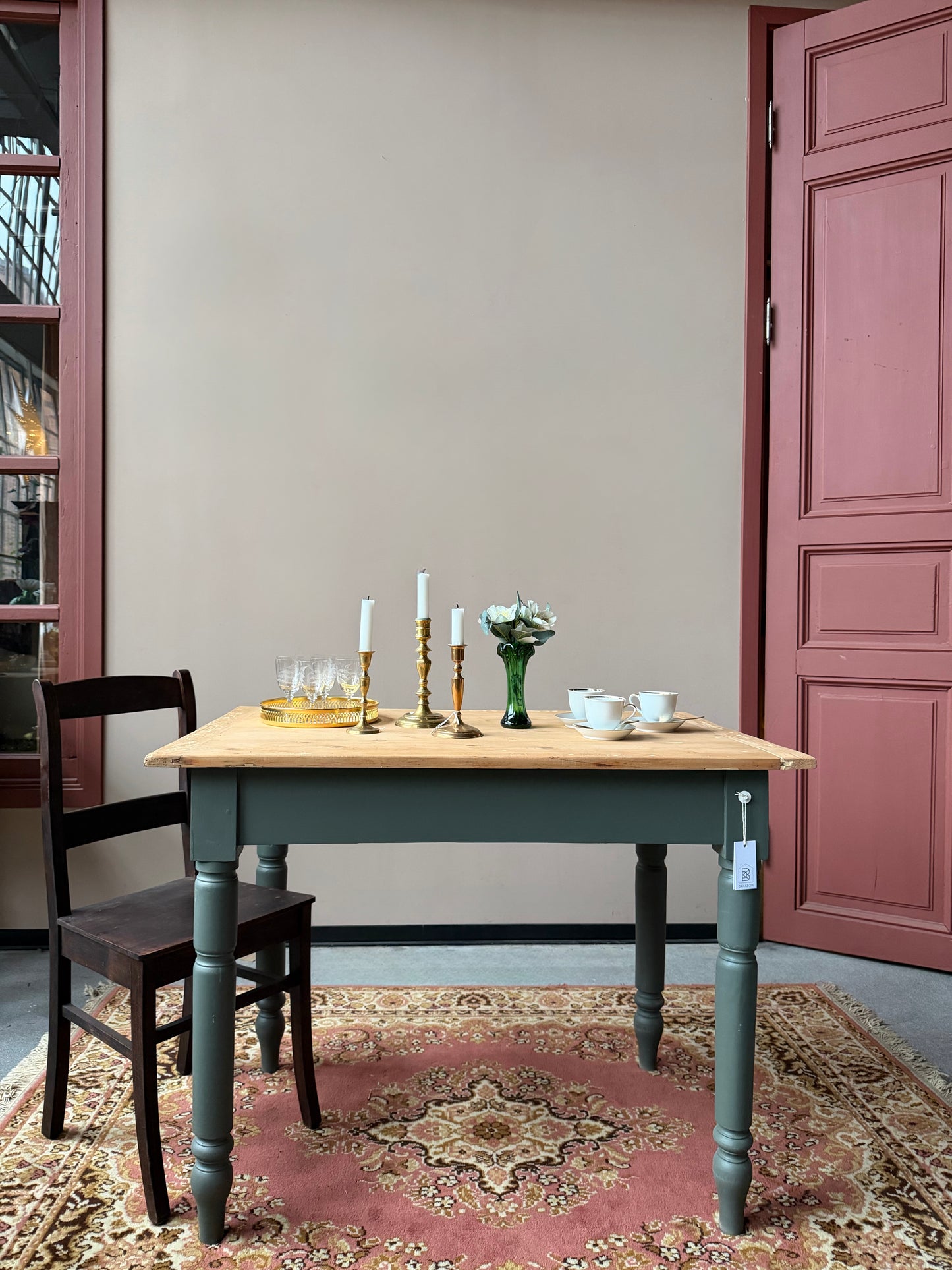 Ett vackert gammalt bord med nätta mått som passar för både det mindre köket som planteringsbord i växthuset.