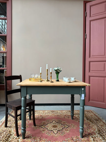 Ett vackert gammalt bord med nätta mått som passar för både det mindre köket som planteringsbord i växthuset.