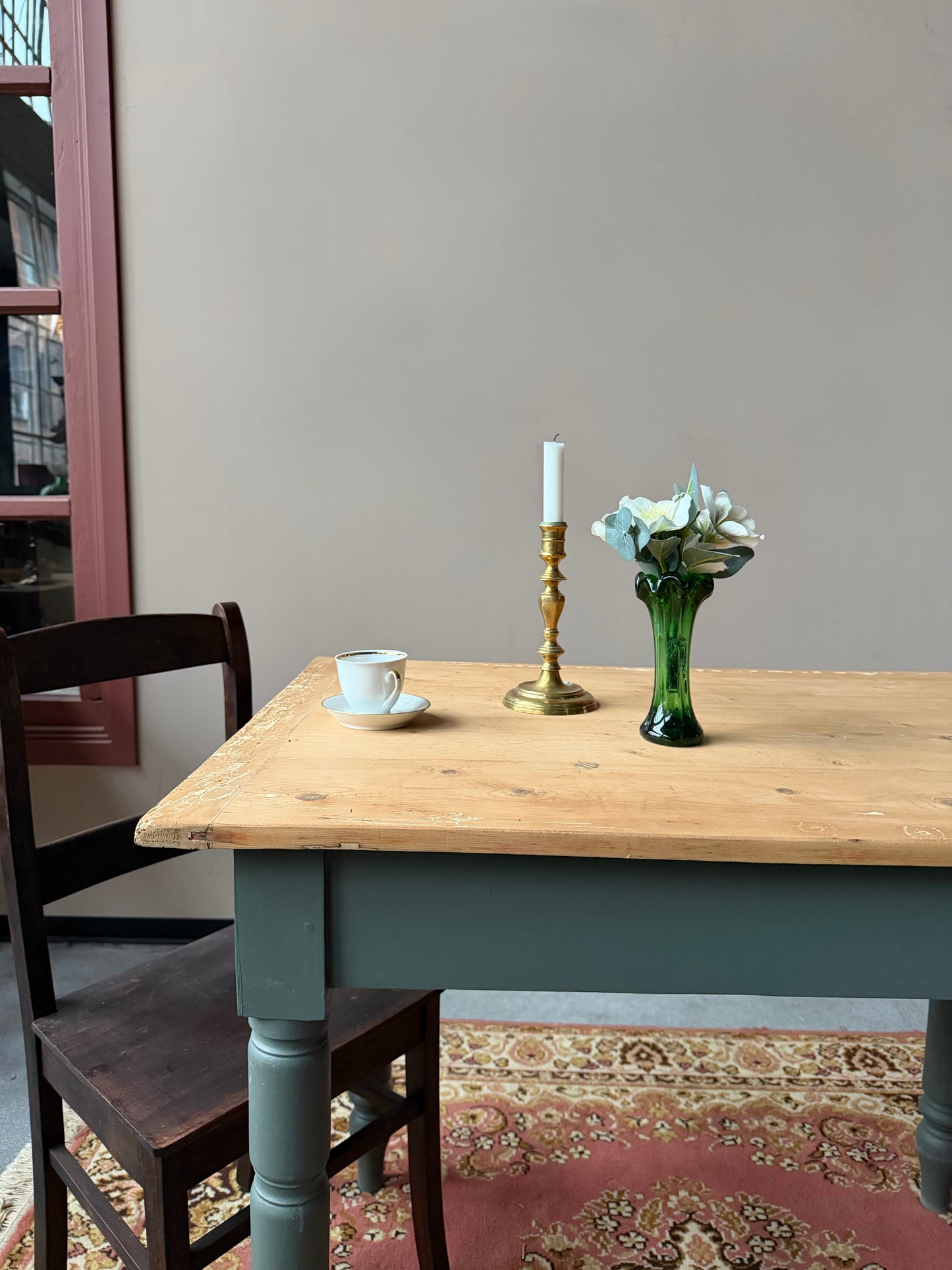 Ett vackert gammalt bord med nätta mått som passar för både det mindre köket som planteringsbord i växthuset.