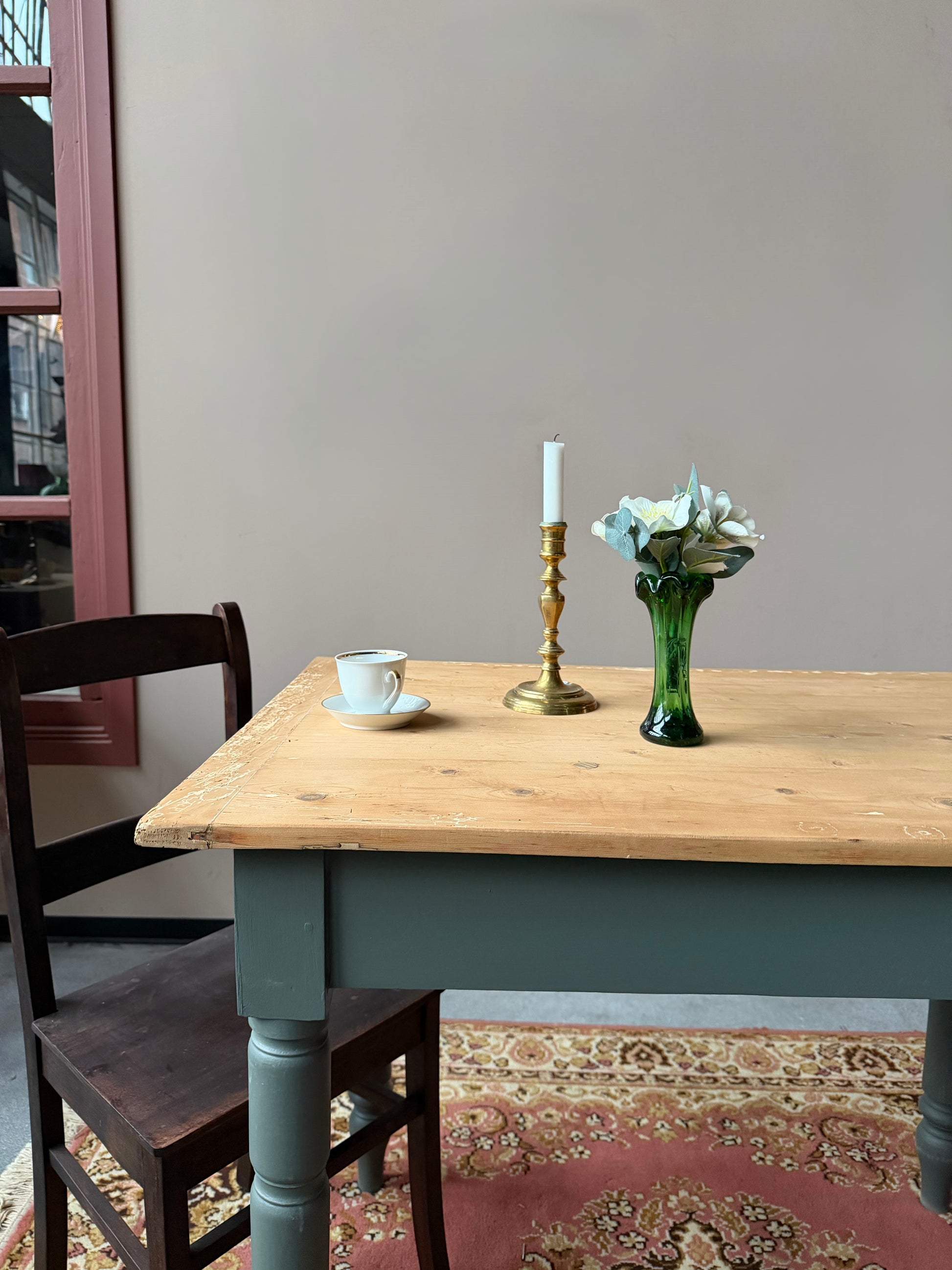 Ett vackert gammalt bord med nätta mått som passar för både det mindre köket som planteringsbord i växthuset.