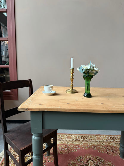 Ett vackert gammalt bord med nätta mått som passar för både det mindre köket som planteringsbord i växthuset.