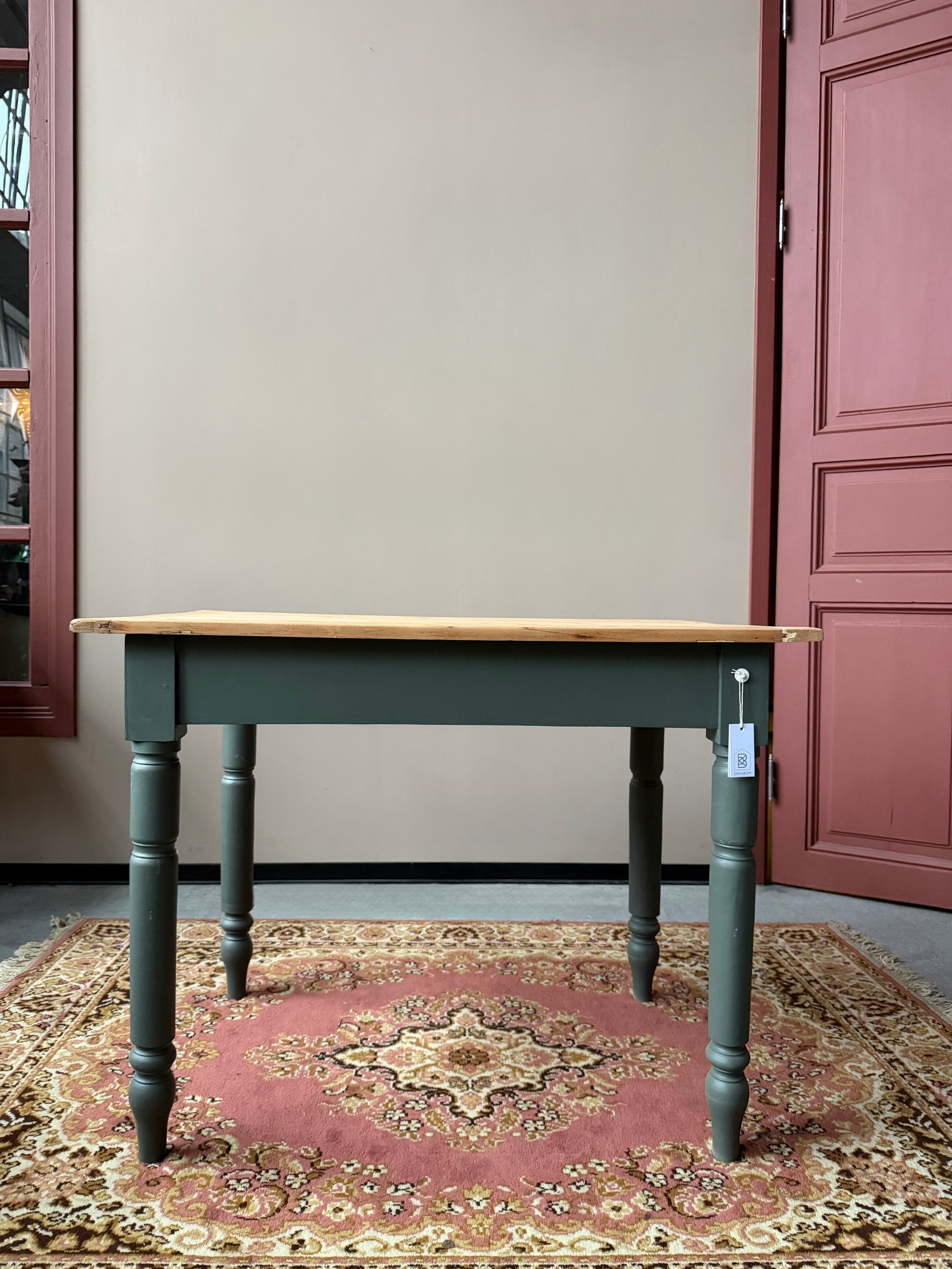 Ett vackert gammalt bord med nätta mått som passar för både det mindre köket som planteringsbord i växthuset.