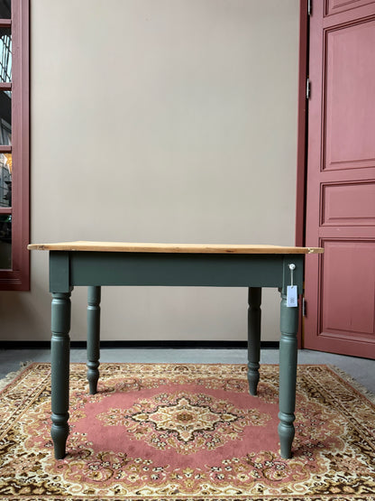 Ett vackert gammalt bord med nätta mått som passar för både det mindre köket som planteringsbord i växthuset.