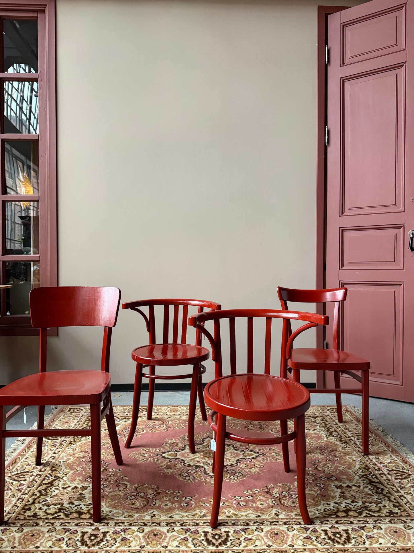 Ett set med 4 st gamla, fina stolar målade i en klarröd färg.