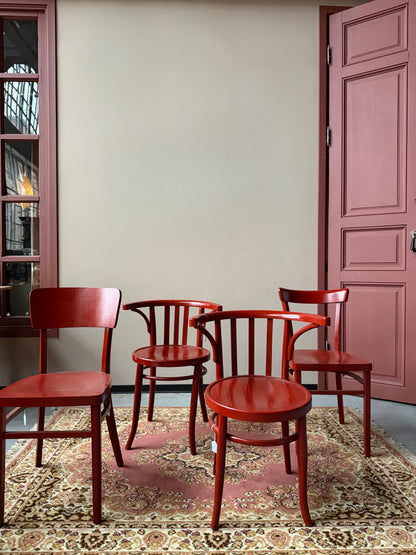 Ett set med 4 st gamla, fina stolar målade i en klarröd färg.