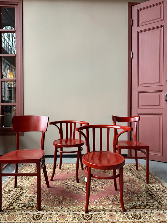 Ett set med 4 st gamla, fina stolar målade i en klarröd färg.