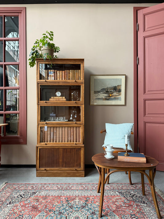 Ett gammalt, vackert 5-delat bokskåp med vaxad yta.