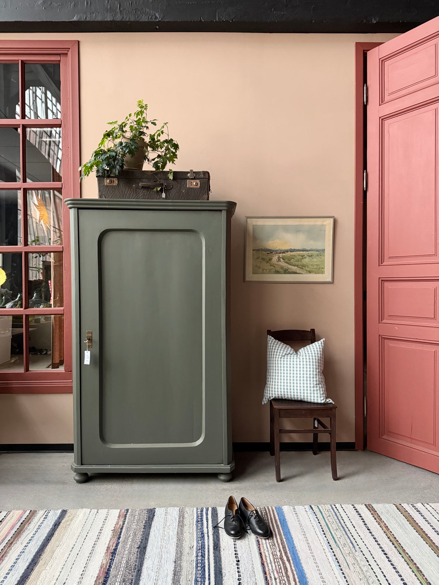 Ett gammalt vackert linneskåp med en högerhängd dörr och härliga former. 