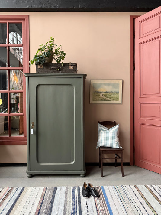 Ett gammalt vackert linneskåp med en högerhängd dörr och härliga former. 