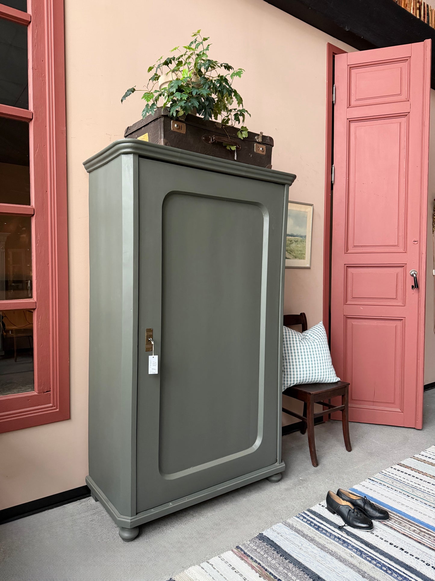 Ett gammalt vackert linneskåp med en högerhängd dörr och härliga former. 