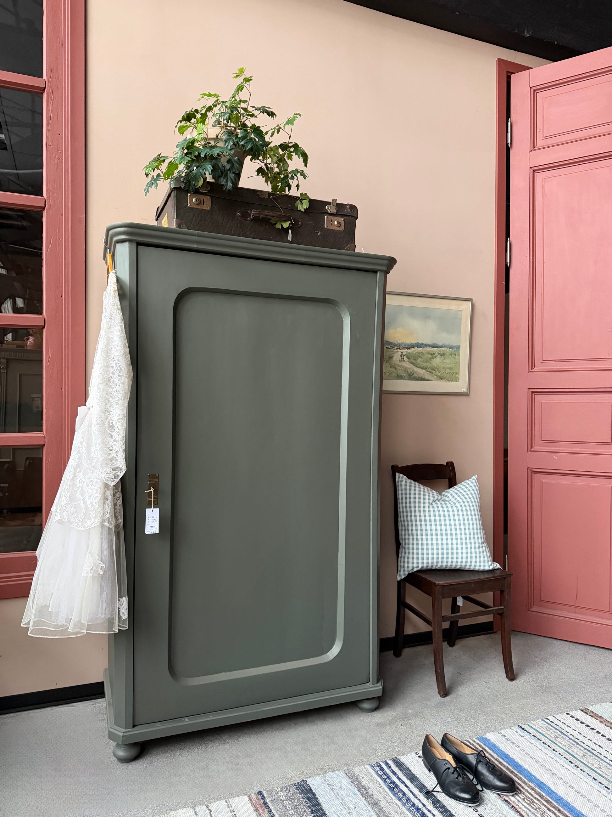 Ett gammalt vackert linneskåp med en högerhängd dörr och härliga former. 