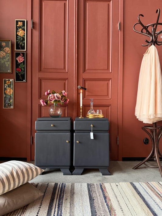 Ett par gamla, unika och väldig vackra sängbord i rundad form med både låda och skåp. Sängborden är varsamt renoverade och slutligen penselmålade med en matt snickerifärg i Dakaboms åskblå kulör.Lådorna och skåpen har nya små mässingsknoppar i äldre stil som passar fint till kulören på sängborden. 