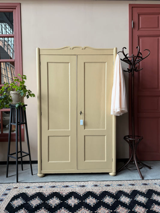 Ett gammalt otroligt vackert linneskåp med härliga former och fantastiska detaljer. 