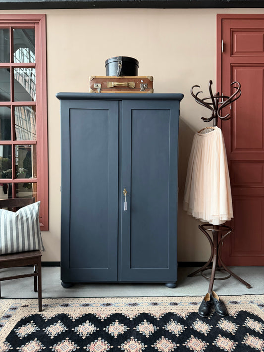 Ett gammalt vackert linneskåp med mjuka och raka former och profilerade speglar.