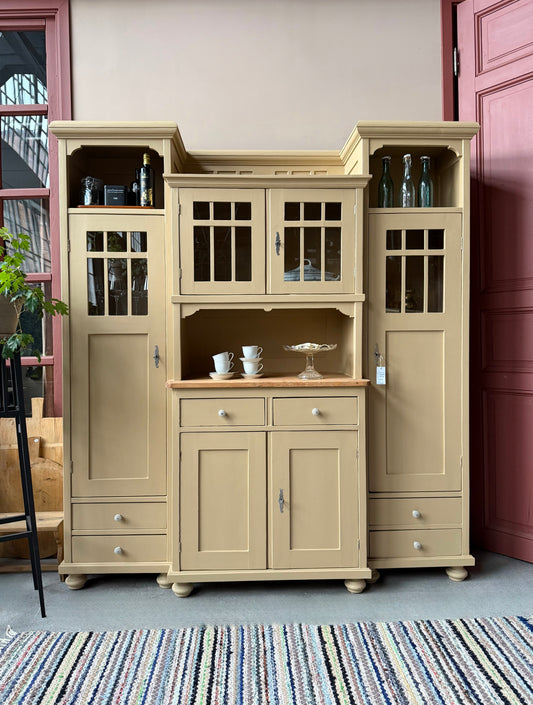 Ett gammalt, fantastiskt vackert köksskåp med härlig utformning och ståtlig höjd.Förutom vitrin, täckta skåp och öppen avställningsyta så har detta köksskåp även 6 st lådor med knoppar i porslin.