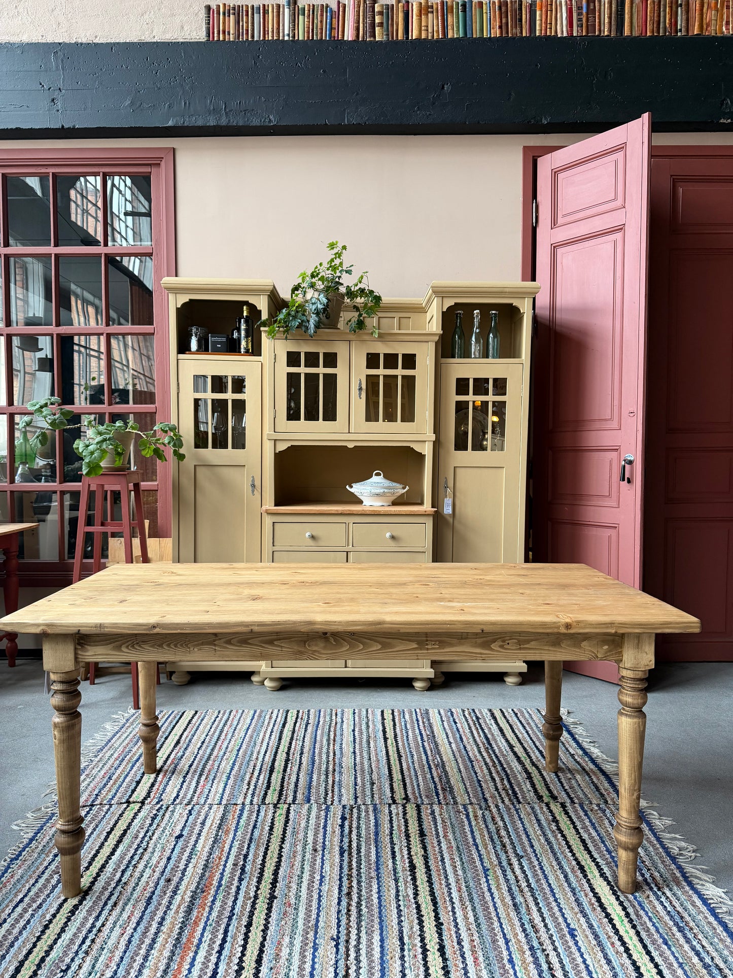 Ett vackert furubord med fina svarvade ben och betsad yta i en behaglig ekliknande nyans. 