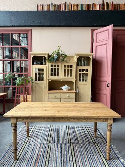 Ett vackert furubord med fina svarvade ben och betsad yta i en behaglig ekliknande nyans. 