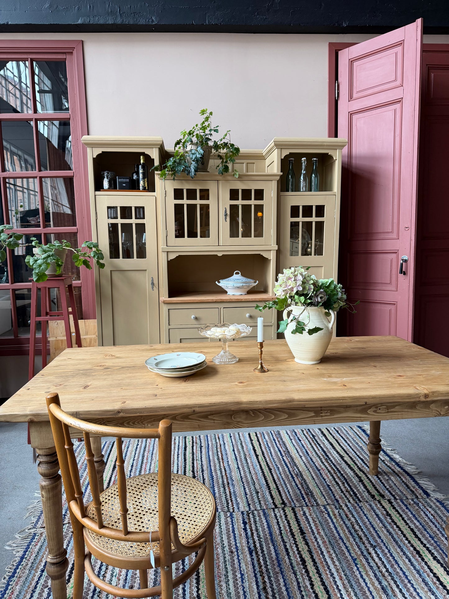 Ett vackert furubord med fina svarvade ben och betsad yta i en behaglig ekliknande nyans. 