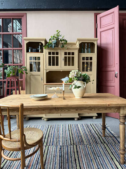 Ett vackert furubord med fina svarvade ben och betsad yta i en behaglig ekliknande nyans. 