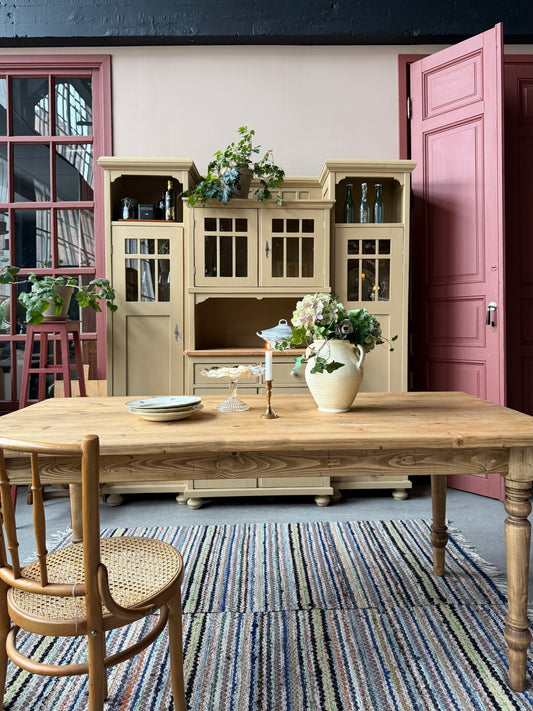 Ett vackert furubord med fina svarvade ben och betsad yta i en behaglig ekliknande nyans. 