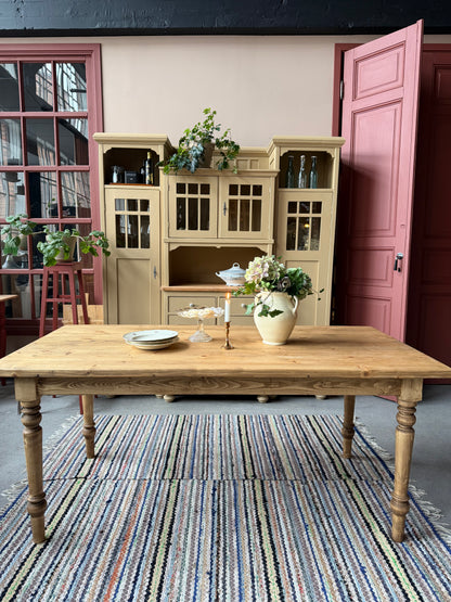 Ett vackert furubord med fina svarvade ben och betsad yta i en behaglig ekliknande nyans. 