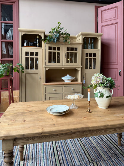 Ett vackert furubord med fina svarvade ben och betsad yta i en behaglig ekliknande nyans. 