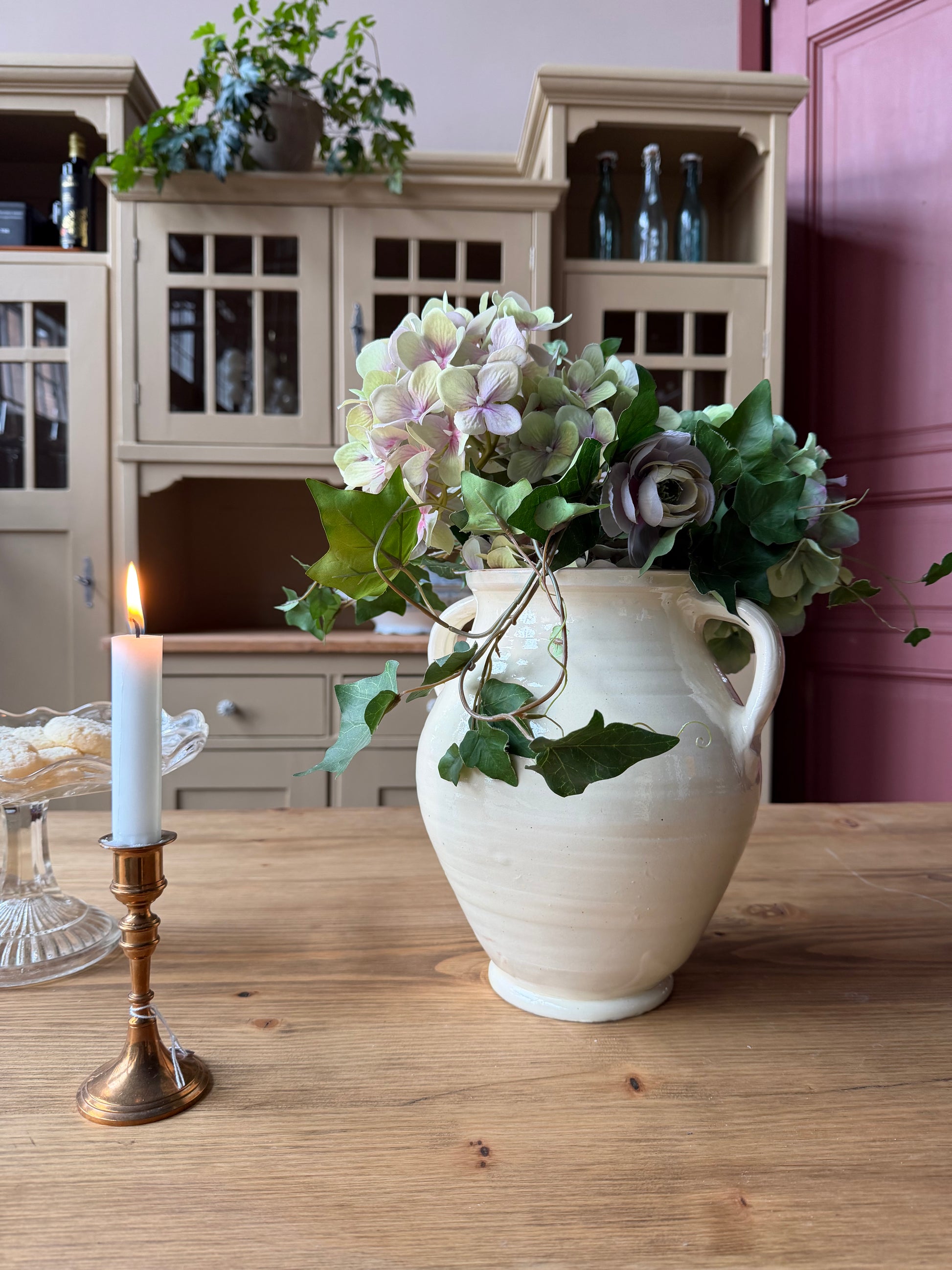 Ett vackert furubord med fina svarvade ben och betsad yta i en behaglig ekliknande nyans. 