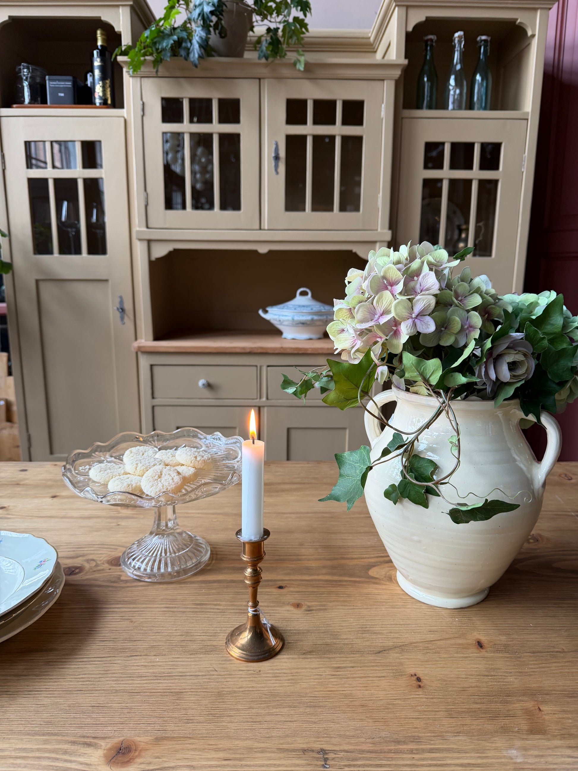 Ett vackert furubord med fina svarvade ben och betsad yta i en behaglig ekliknande nyans. 