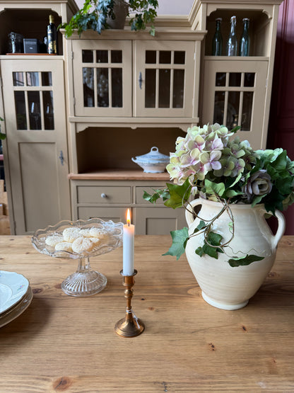 Ett vackert furubord med fina svarvade ben och betsad yta i en behaglig ekliknande nyans. 