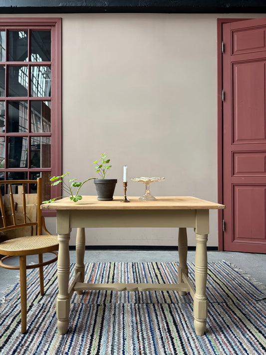 Ett vackert gammalt bord med nätta mått som passar för både det mindre köket eller som planteringsbord i växthuset.Skivan är av obehandlad furu och underredet är nymålat med en matt vattenbaserad snickerifärg i Dakaboms Havregula kulör.